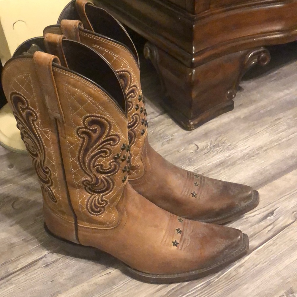 Ariat western boots!  Size 8m